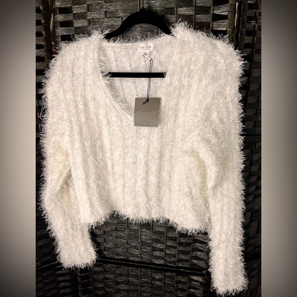 Le Lis Sweaters - NEW Le Lis Cream Textured V-Neck Cropped Sweater Size S